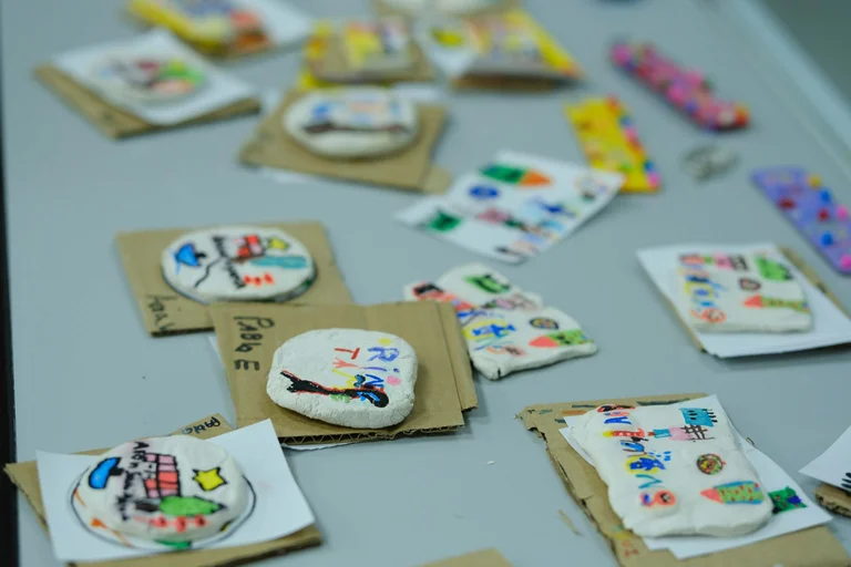 Talleres y actividades extracurriculares que fomentan la creatividad y la pasión por el conocimiento